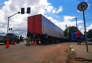 A Polícia Rodoviária Federal (PRF) foi acionada e fez o controle do trânsito no local (Foto: Aldenio Soares)