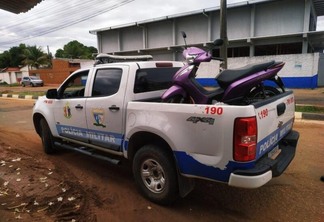 A motocicleta foi levada para o Plantão Central no 5º Distrito Policial (Foto: Aldenio Soares)