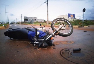 O motorista do veículo ficou no local do acidente, mas teve o carro retirado por um parente que chegou no local. (Foto: Aldenio Soares)