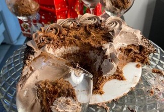 A nova forma de cortar bolo em festas ficou famosa nas redes sociais (Foto: Divulgação)
