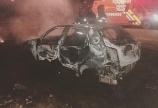 Apesar da atuação dos Bombeiros, infelizmente, todo o veículo foi consumido pelas chamas. (Foto: Divulgação/CBMRR)