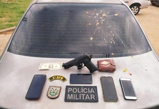 Quatro celulares foram apreendidos com os indivíduos, além de um simulacro de arma de fogo (Foto: Aldenio Soares)