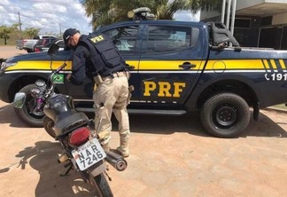 O condutor e a moto foram encaminhados ao Distrito Policial (Foto: PRF)