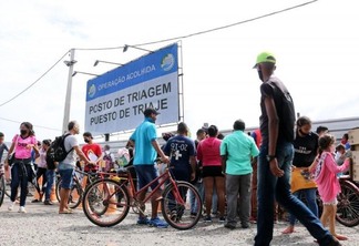 No local, a equipe de reportagem da FolhaBV conversou com alguns imigrantes que disseram estar aguardando a renovação da documentação. (Foto: Laura Alexandre/FolhaBV)