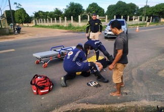 Uma mulher ficou ferida após um acidente de trânsito entre uma motocicleta e uma picape na avenida Ataíde Teive (Foto: Aldenio Soares)