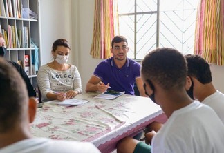 O coordenador de Juventude da Setrabes, Henrique Pinheiro, esteve visitando os adolescentes (Foto: Charles Bruno/Setrabes)