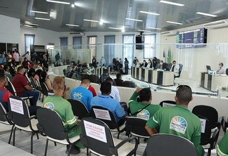 Após a sessão, os vereadores se reuniram no plenarinho com um grupo de garis (Foto: Câmara Municipal de Boa Vista)