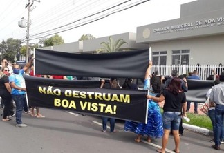 Centenas de pessoas cobram por aprovação da LOA (Foto: Nilzete Franco/FolhaBV)