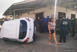 Após o capotamento, o veículo ficou de lado, na calçada de uma distribuidora de bebidas (Foto: Aldênio Soares)