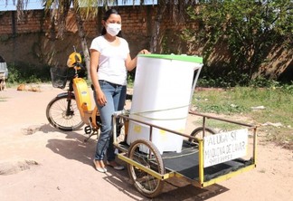 Com um reboque acoplado à bicicleta motorizada, ela percorre a cidade em busca de clientes (Foto: Nilzete Franco/FolhaBV)