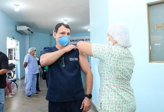 Os primeiros profissionais de saúde receberam a vacina contra a covid-19 nessa quarta-feira (20) no Hospital Geral de Roraima (Foto: Nilzete Franco/FolhaBV)