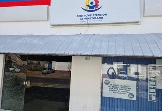 Segundo informações da embaixada da Venezuela no Brasil, a porta de entrada foi quebrada (Foto: Divulgação)