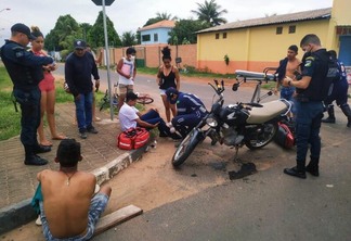 Com a batida, os dois motociclistas caíram e sofreram escoriações pelo corpo (Foto: Aldenio Soares)