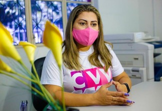A coordenadora do CVV no estado, Elizabete Brito, ressalta que o trabalho prestado pela ONG é voluntário e funciona 24 horas por dia (Foto: Eduardo Andrade)