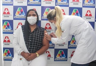 A secretária-adjunta de Saúde, Daniely Negreiro, foi responsável por aplicar primeira vacina (Foto: Prefeitura de Alto Alegre)