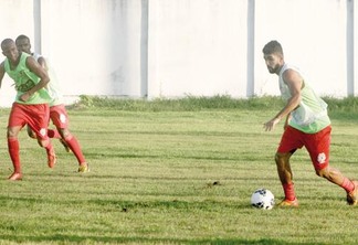 O meia-atacante Washington, durante o treino coletivo do Náutico, na última quinta-feira, no estádio Ribeirão (Foto: Lucas Luckezie)