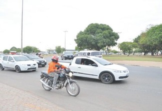 Com o aumento da frota de veículos, as rotatórias ficam tumultuadas em horários de tráfego intenso (Foto: Rodrigo Sales)