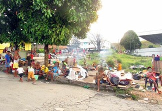 Famílias de venezuelanos não têm para onde ir e fazem das calçadas suas moradias (Foto: Cora Gonzalo)