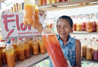 Dona Flora produz e vende molho de pimenta para o Brasil e o mundo (Foto: Rodrigo Sales)