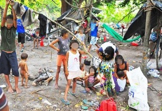 Os Yanomami vivem em condições subumanas no acampamento improvisado à margem da BR-174, no bairro 13 de Setembro (Foto: Diane Sampaio)
