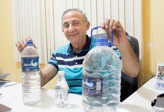 Empresário Robério Araújo mostra a Água Boa e garante ser a melhor da região Norte (Foto: Wenderson de Jesus)