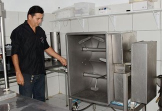 Pedro Cavalcante Pinheiro investiu em equipamentos mais modernos para produzir charque (Foto: Antônio Carlos)