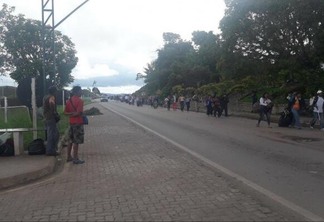 Com a reabertura da fronteira, centenas de venezuelanos atravessaram a rodovia a pé carregando seus pertences em malas e sacolas (Foto: Divulgação)