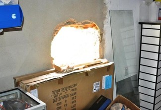Criminosos fizeram buraco na parede para retirar os produtos (Foto: Wenderson de Jesus/Folha BV)