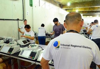 O processo de carga e lacre das urnas está sendo realizado graças a ajuda de voluntários (Foto: Nilzete Franco/Folha BV)