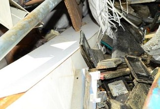 Dentro de uma sacola, celulares e baterias foram encontrados em um container, infringindo a lei (Foto: Nilzete Franco - FolhaBV)