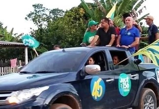 Luciano Castro e Jânio Xingu, que apoiam a governadora Suely Campos, desfilaram em carro com adesivo da coligação adversária (Foto: Divulgação)