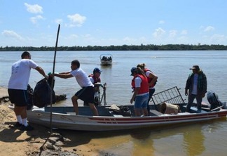 )s voluntários se reuniram cedo e se dividiram de barco e por terra, para as margens do rio Branco e balneários da cidade.(Fotos: Ascom/Caerr)
