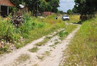 Para desviar do entulho, moradores usam vias alternativas para trafegar (Foto: Wenderson Cabral/ Folha BV)