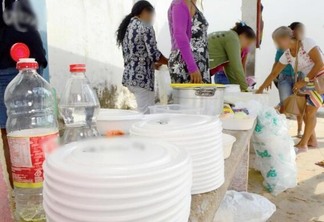 Com doações dos alimentos, famílias afirmam que continuariam fazendo comida na rua até que situação voltasse ao normal (Foto: Nilzete Franco/Folha BV)