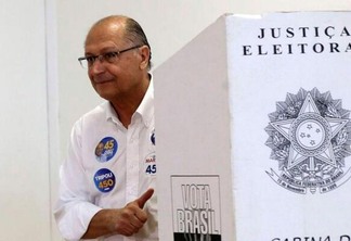 Geraldo Alckmin votou por volta das 10h40, no bairro do Morumbi (Foto: Sebastiao Moreira/EFE/Agência Brasil)