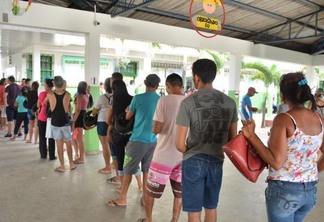 Eleitores relataram espera de mais de duas horas; mudança nos locais de votação foi motivo de atraso de votantes (Foto: Charles Bispo)