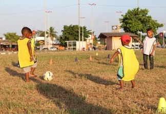 Projeto que aproximar crianças venezuelanas e brasileiras por meio do futebol (Foto: Divulgação/Operação Acolhida)