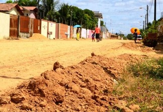 Há alguns meses, o problema da via era a lama; hoje, a poeira atrapalha os moradores (Foto: Nilzete Franco/Folha BV)