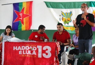 Ato ocorreu durante a tarde de quinta-feira e contou com leitura de carta de apoio e adesivaço (Foto: Priscilla Torres/Folha BV)