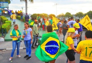 Já ato favorável a Jair Bolsonaro (PSL) ocorreu no fim da tarde de domingo, 21, com ponto de concentração na Praça do Centro Cívico (Foto: Diane Sampaio/Folha BV)