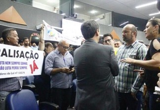 Servidores pedem apoio dos parlamentares para a formação de uma comissão para negociar o impasse dos poderes. (Foto: Priscilla Torres/Folha BV)