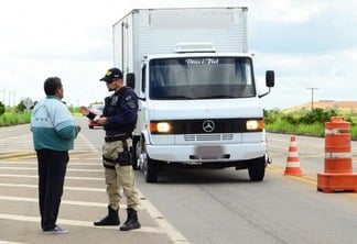 Policiais rodoviários federais e agentes do IBAMA estão capacitados para fazer autuações ambientais mesmo em fiscalizações de rotina (Foto: Nilzete Franco/Folha BV)