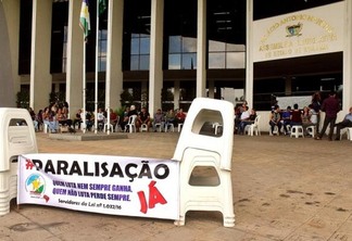 Servidores se reuniram em frente à Assembleia Legislativa (Foto: Priscilla Torres/Folha BV)