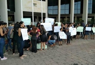 O grupo iniciou o manifesto em frente a Assembleia Legislativa de Roraima (ALE-RR), expondo cartazes em relação ao atraso salarial. (Foto: Minervaldo Lopes/FolhaBV)