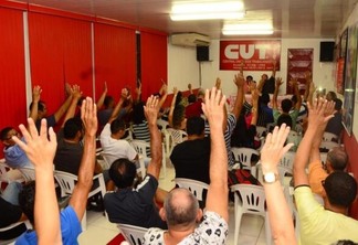 Servidores ligados ao Sintraima concordaram em ingressar com uma ação no MPF contra poderes (Foto: Nilzete Franco/Folha BV)