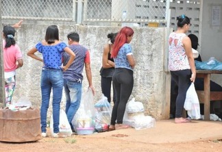 Familiares denunciam que a entrada de alimentos apenas para detentos da ALA 15 (Foto: Diane Sampaio/Folha BV)