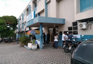 Portões dos locais de provas do Enem foram fechados às 11h (Foto: Minervaldo Lopes/Folha BV)
