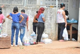 Familiares aguardam na fila para saber se podem ou não entregar a alimentação para presos (Foto: Diane Sampaio/Folha BV)