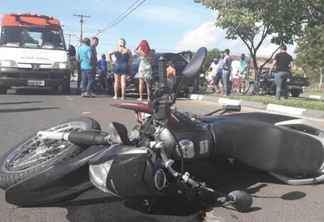 Condutor da moto foi socorrido por populares até a chegada do Samu (Foto: Nilzete Franco/Folha BV)
