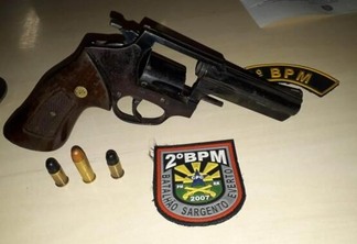 Um dos criminosos portava um revólver com três munições intactas (Foto: Divulgação)